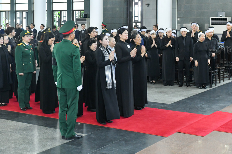 Đoàn các tầng lớp phụ nữ viếng Tổng Bí thư Nguyễn Phú Trọng.