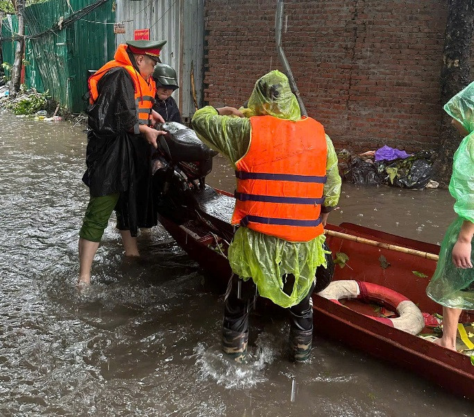 Công an phường Yên Phụ cùng các lực lượng tại chỗ hỗ trợ người dân tránh trú bão an toàn.