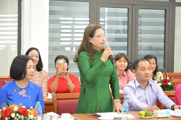 Hiệu trưởng Trường THCS Ngô Sỹ Liên (huyện Chương Mỹ) chia sẻ về nghề giáo tại buổi giao lưu.