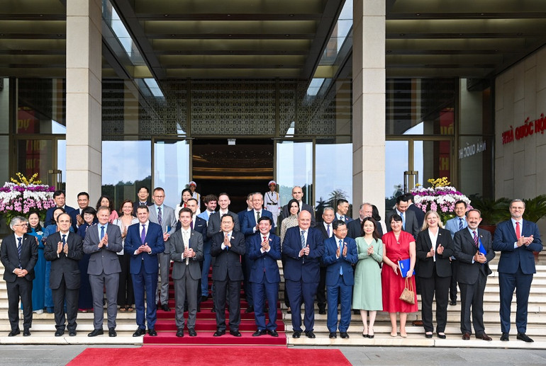 Chủ tịch Quốc hội Trần Thanh Mẫn chụp ảnh lưu niệm với Đại sứ EU và Đại sứ, Đại biện các nước thành viên EU.