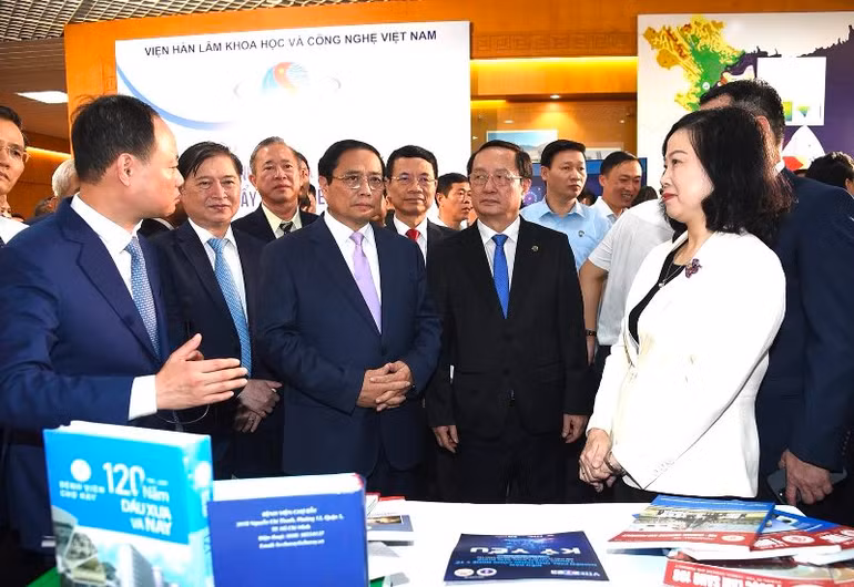 Thủ tướng Phạm Minh Chính tham quan một gian trưng bày thành tựu khoa học công nghệ.