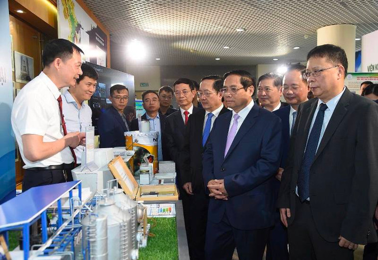 Thủ tướng Phạm Minh Chính và các đồng chí lãnh đạo tham quan các gian trưng bày sản phẩm khoa học công nghệ.
