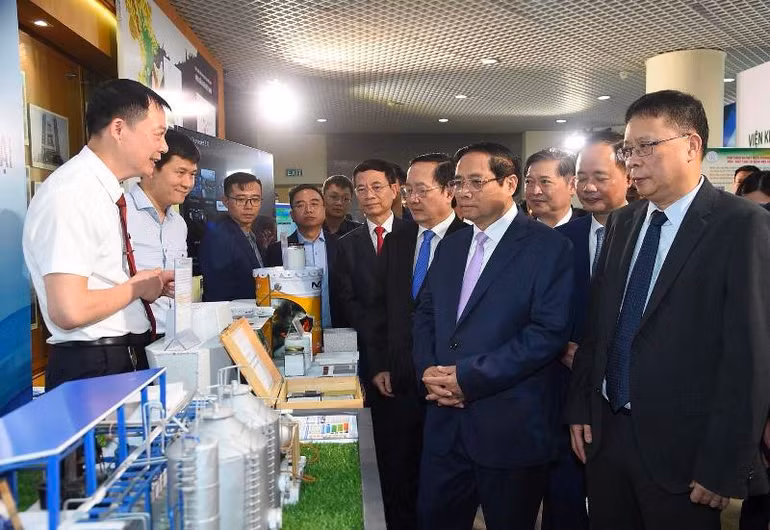 Thủ tướng Phạm Minh Chính và các đồng chí lãnh đạo tham quan các gian trưng bày sản phẩm khoa học công nghệ.