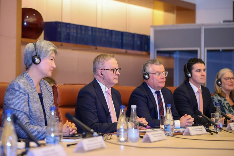 Thủ tướng Australia Anthony Albanese cùng các đại biểu tại cuộc hội đàm.
