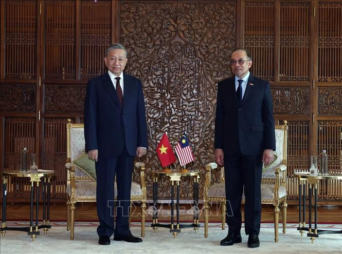 Tổng Bí thư Tô Lâm và Thủ tướng Malaysia Anwar Ibrahim chụp ảnh chung. Ảnh: Thống Nhất/TTXVN