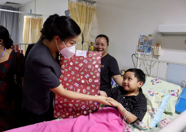 Phu nhân Ngô Phương Ly tặng quà bệnh nhi đang điều trị tại Viện Tim quốc gia (Malaysia). (Ảnh: DƯƠNG HUY)