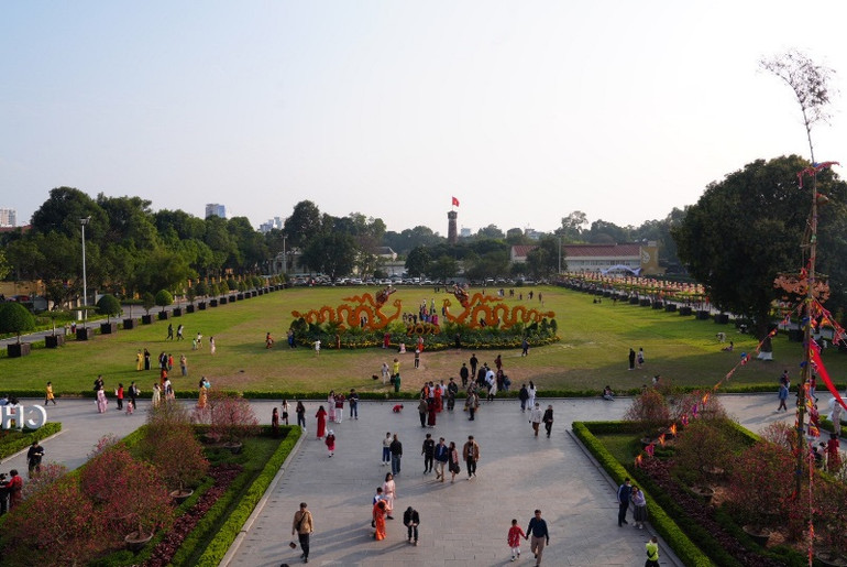 Hoàng thành Thăng Long tấp nập khách tham quan trong những ngày đầu xuân mới Giáp Thìn. Ảnh: Chí Dũng.