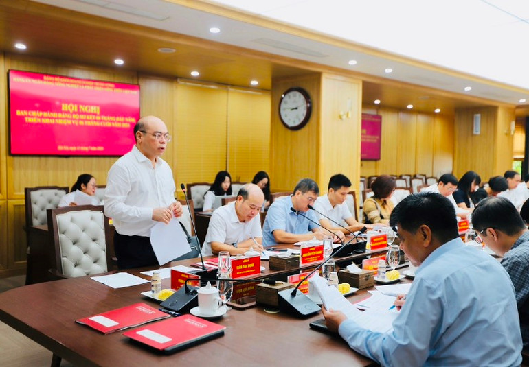 Đồng chí Trần Văn Thịnh - Phó Bí thư Thường trực Đảng ủy Agribank báo cáo kết quả công tác 6 tháng đầu năm, nhiệm vụ trọng tâm 6 tháng cuối năm 2024 của Đảng bộ Agribank.