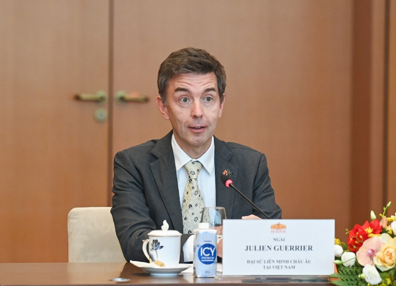 Đại sứ EU tại Việt Nam Julien Guerrier phát biểu tại cuộc tiếp. (Ảnh Duy Linh) Đại sứ EU tại Việt Nam Julien Guerrier phát biểu tại cuộc tiếp. (Ảnh Duy Linh)
