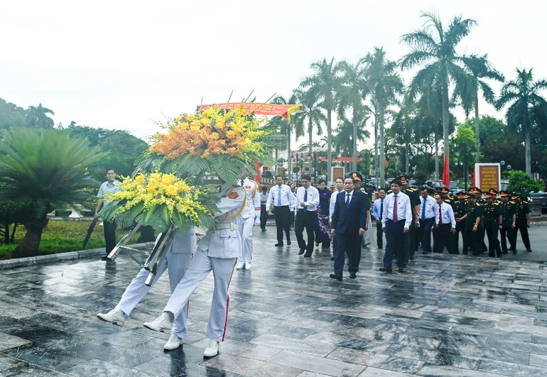Chủ tịch Quốc hội Trần Thanh Mẫn và Đoàn công tác dâng hoa tại Tượng đài Chủ tịch Hồ Chí Minh ở Bộ Tư lệnh Quân khu 3. (Ảnh DUY LINH)