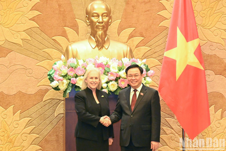 Chủ tịch Quốc hội Vương Đình Huệ và Thượng Nghị sĩ Kirsten Gillibrand tại buổi tiếp. (Ảnh Duy Linh)