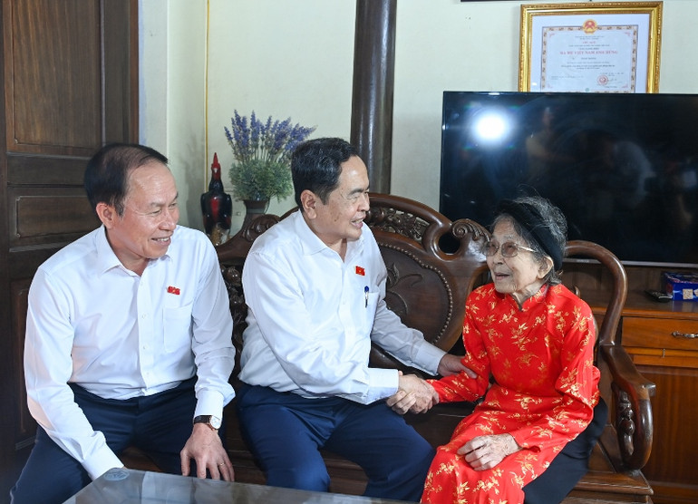 Chủ tịch Quốc hội Trần Thanh Mẫn thăm hỏi Mẹ Việt Nam Anh hùng Phạm Thị Hán tại huyện Thủy Nguyên. (Ảnh Duy Linh)