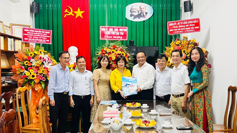 Cơ quan Thường trực Báo Nhân Dân tại Cần Thơ trao tặng ấn phẩm 21/6 cho đại diện lãnh đạo Thành ủy Cần Thơ. Cơ quan Thường trực Báo Nhân Dân tại Cần Thơ trao tặng ấn phẩm 21/6 cho đại diện lãnh đạo Thành ủy Cần Thơ.