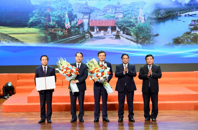 Thủ tướng Phạm Minh Chính và Bộ trưởng Kế hoạch và Đầu tư Nguyễn Chí Dũng trao Quyết định phê duyệt Quy hoạch cho lãnh đạo tỉnh Ninh Bình.
