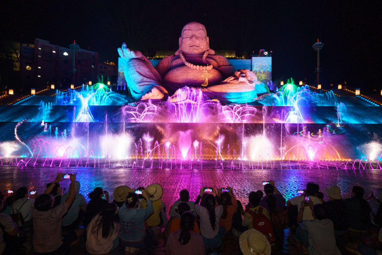 Show nhạc nước bên tượng Bồ Tát Di Lặc. (Ảnh: Sun World Ba Den Mountain)