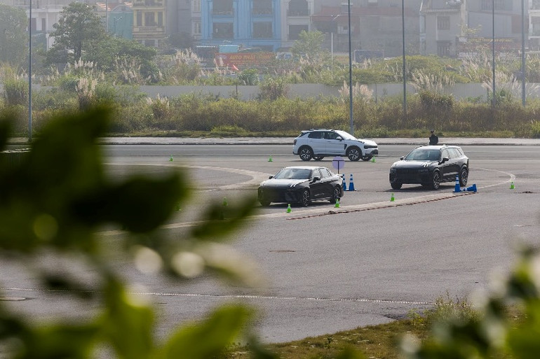 “Ở các khúc cua, điều tôi cảm nhận thấy rõ nhất chính là sự “hỗ trợ” của hệ thống đánh lái tự động và phanh an toàn”, một khách hàng trải nghiệm chia sẻ.