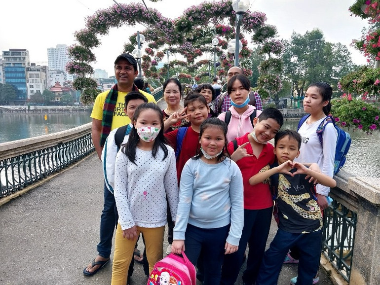 Cô Huyền đưa học sinh đi tham quan. Ảnh: Nhân vật cung cấp