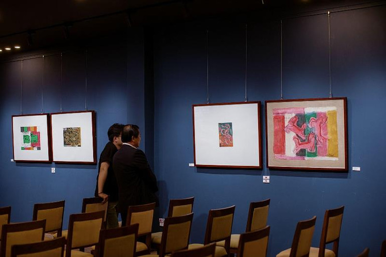 Khán phòng Le Lycée Artspace đang trưng bày các tác phẩm của danh họa Nguyễn Tư Nghiêm. Đây cũng là lần đầu tiên Ana Mandara Đà Lạt tổ chức một triển lãm tranh gắn liền với âm nhạc cổ điển.