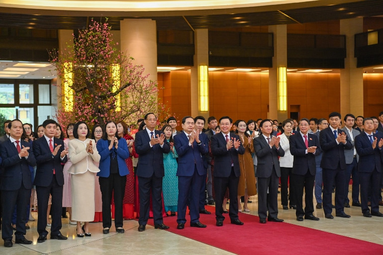 Chủ tịch Quốc hội Vương Đình Huệ và các Phó Chủ tịch Quốc hội cùng các đại biểu dự buổi gặp mặt. (Ảnh: DUY LINH)