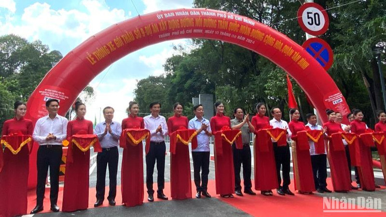 Thông xe hầm chui Trần Quốc Hoàn thuộc Dự án đường nối Trần Quốc Hoàn - Cộng Hòa (quận Tân Bình), Thành phố Hồ Chí Minh chiều 10/8. (ẢNH: QUÝ HIỀN)