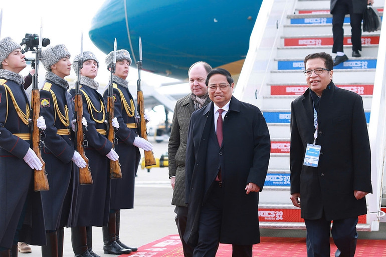 Thủ tướng Phạm Minh Chính tới sân bay quốc tế Kazan.