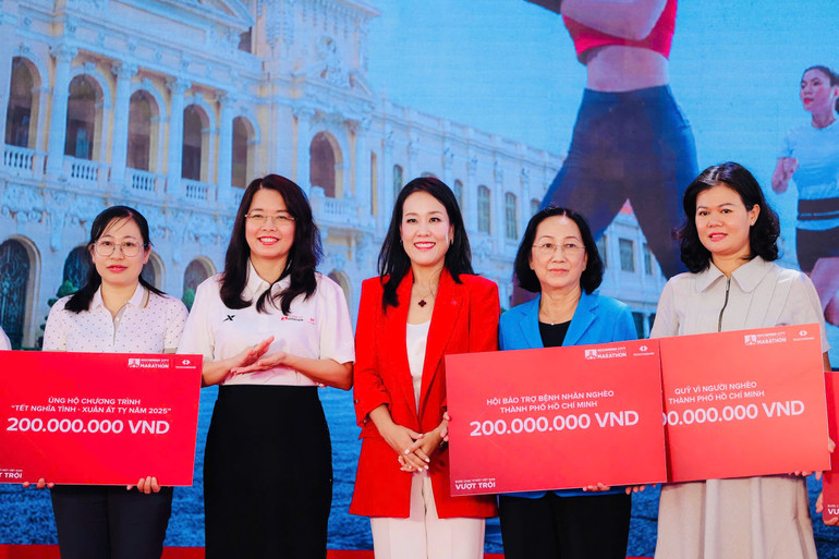 Bà Thái Minh Diễm Tú, Giám đốc Khối Tiếp thị Techcombank (áo đỏ) tại sự kiện.