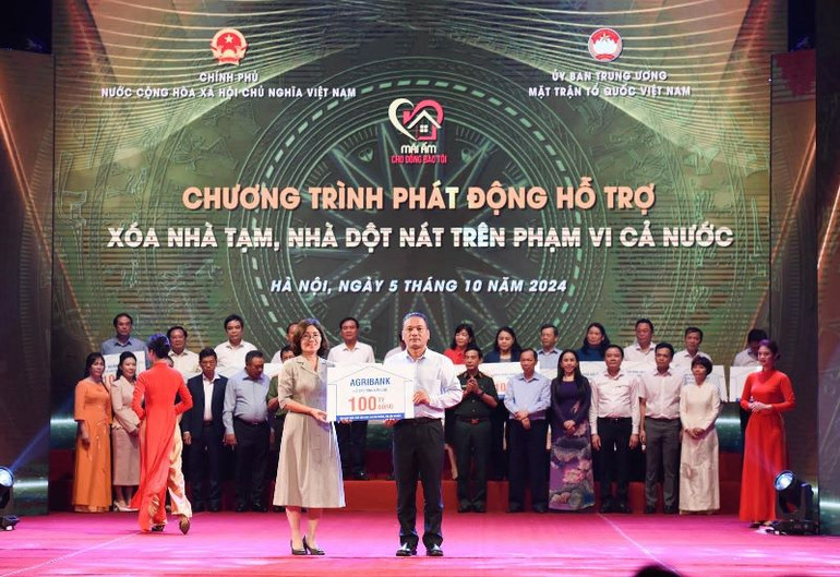 Lãnh đạo Ngân hàng Nông nghiệp và Phát triển nông thôn (AGRIBANK) trao hỗ trợ 100 tỷ đồng cho chương trình phát động.
