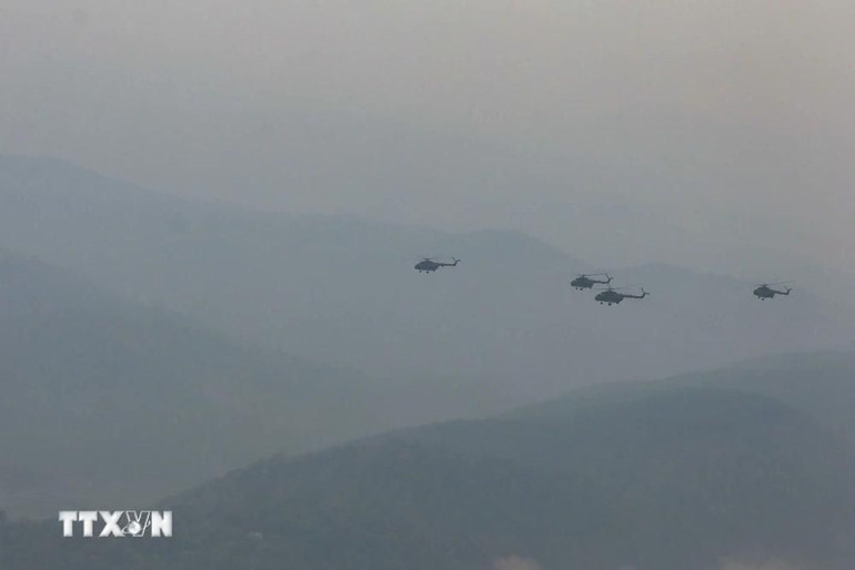 Trực thăng của Không quân Việt Nam bay hợp luyện tại Điện Biên. (Ảnh: Xuân Tư/TTXVN)