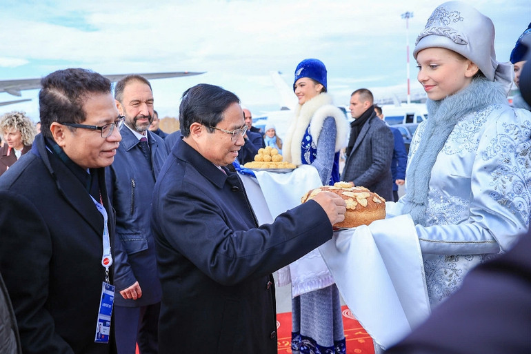 Thiếu nữ Nga mời Thủ tướng Phạm Minh Chính thưởng thức bánh mì muối - phong tục đón khách quý truyền thống.