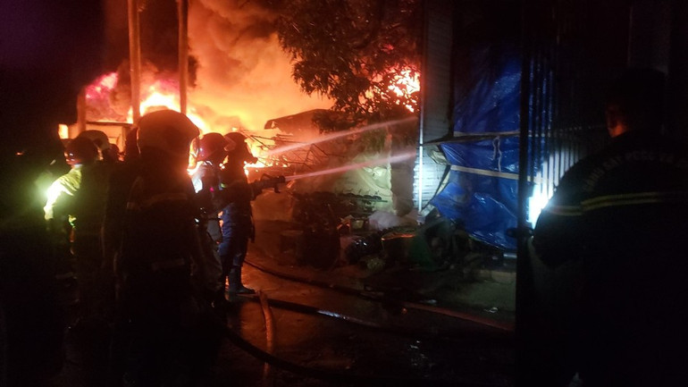 Lực lượng chức năng nỗ lực chữa cháy. Ảnh: TTXVN