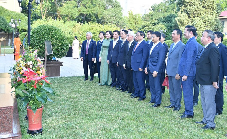 Thủ tướng Phạm Minh Chính dâng hoa tưởng niệm tại Tượng đài Chủ tịch Hồ Chí Minh trong khuôn viên Đại sứ quán Việt Nam tại Trung Quốc. Thủ tướng Phạm Minh Chính dâng hoa tưởng niệm tại Tượng đài Chủ tịch Hồ Chí Minh trong khuôn viên Đại sứ quán Việt Nam tại Trung Quốc.