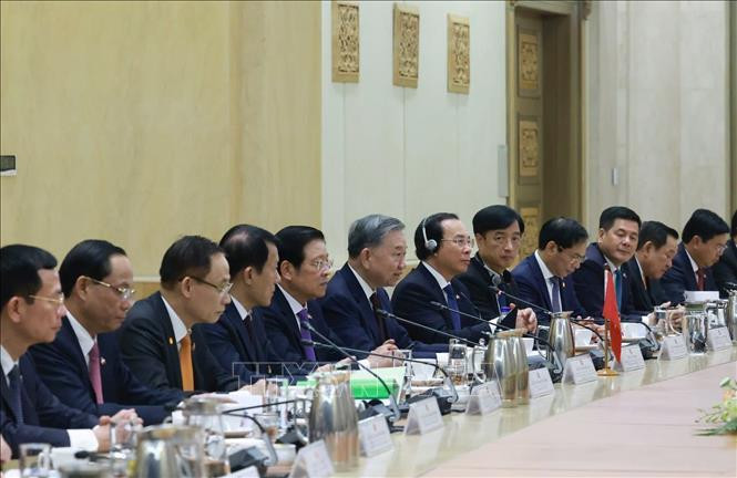 Tổng Bí thư Tô Lâm và các thành viên đoàn Việt Nam tại cuộc hội đàm với Thủ tướng Malaysia Anwar Ibrahim. Ảnh: Thống Nhất/TTXVN