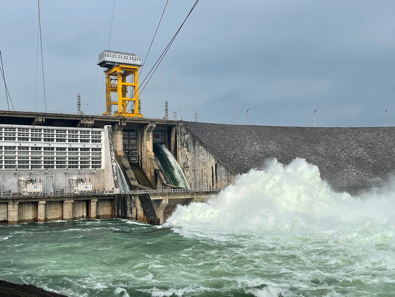 Thủy điện Thác Bà tiếp tục xả 3 cửa mặt để thoát lũ.