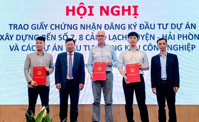 Ban Quản lý Khu Kinh tế Hải Phòng trao giấy chứng nhận đầu tư cho các doanh nghiệp FDI. Ảnh: QUANG DŨNG