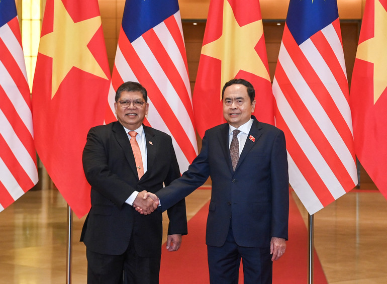 Chủ tịch Quốc hội Trần Thanh Mẫn và Chủ tịch Hạ viện Malaysia Tan Sri Dato’ Johari Bin Abdul tại lễ đón. (Ảnh: Duy Linh)