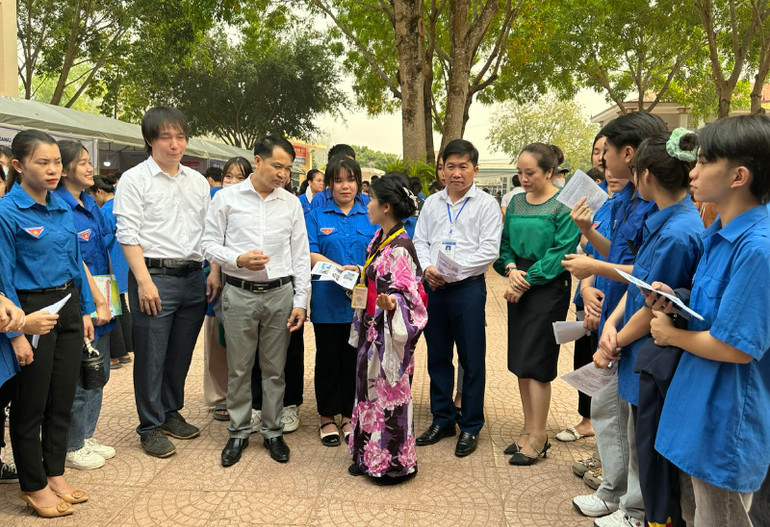 Hằng năm, tại các huyện, thành phố của tỉnh Sơn La đều tổ chức ngày hội việc làm giới thiệu học nghề cho cả học sinh và phụ huynh.