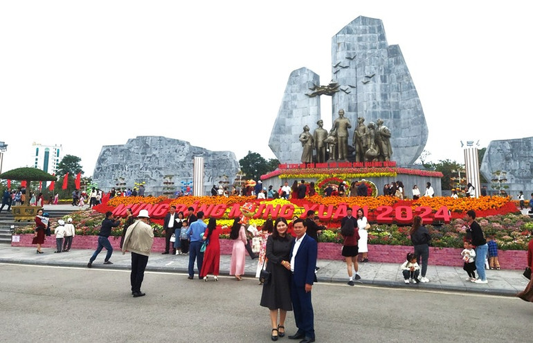 Du khách tham quan và chụp ảnh lưu niệm tại Quảng trường Hồ Chí Minh ở thành phố Đồng Hới. Ảnh: Hương Giang.