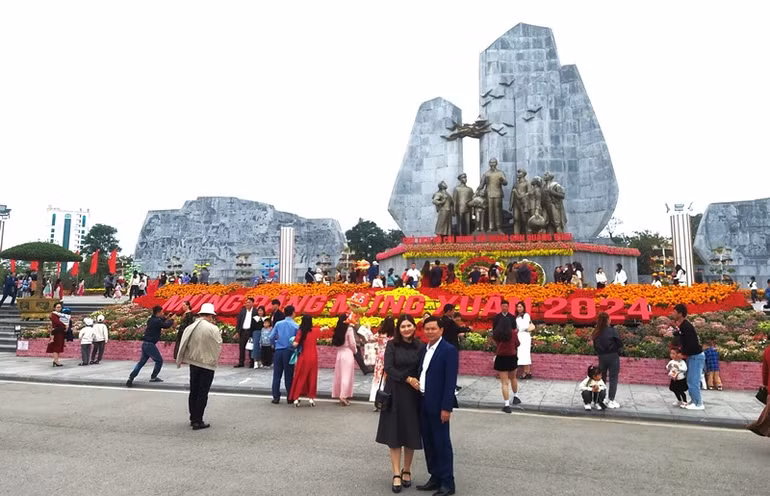 Du khách tham quan và chụp ảnh lưu niệm tại Quảng trường Hồ Chí Minh ở thành phố Đồng Hới. Ảnh: Hương Giang.