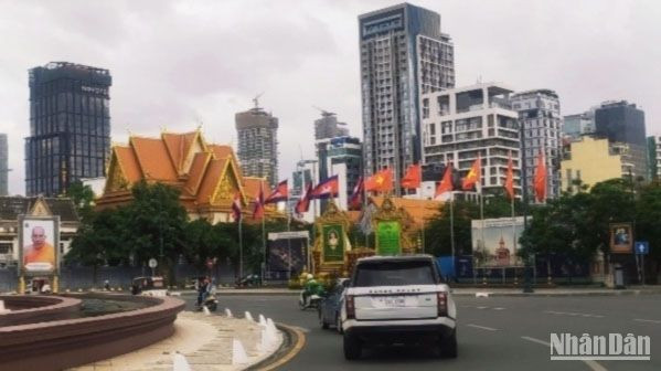 Quốc kỳ hai nước Việt Nam và Campuchia được treo ở khu vực trung tâm thủ đô. (Ảnh: NGUYỄN HIỆP)