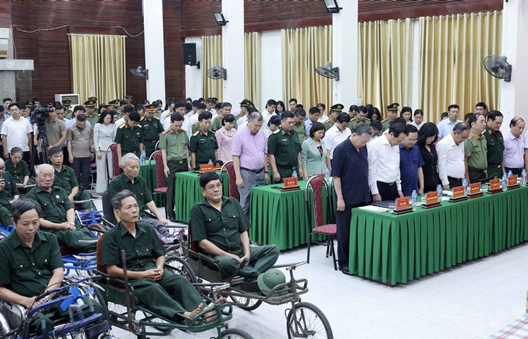 Chủ tịch nước Tô Lâm và đại biểu cùng các thương binh tưởng niệm các Anh hùng, liệt sĩ và Tổng Bí thư Nguyễn Phú Trọng. (Ảnh: Nhan Sáng-TTXVN) Chủ tịch nước Tô Lâm và đại biểu cùng các thương binh tưởng niệm các Anh hùng, liệt sĩ và Tổng Bí thư Nguyễn Phú Trọng. (Ảnh: Nhan Sáng-TTXVN)