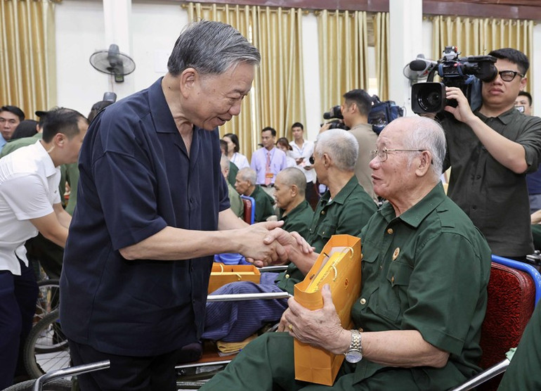 Chủ tịch nước Tô Lâm tặng quà các thương-bệnh binh. (Ảnh: Nhan Sáng-TTXVN) Chủ tịch nước Tô Lâm tặng quà các thương-bệnh binh. (Ảnh: Nhan Sáng-TTXVN)