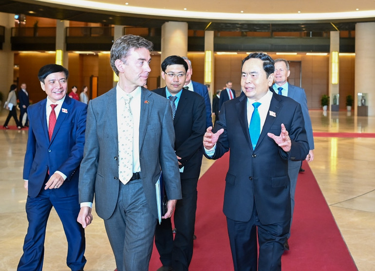 Chủ tịch Quốc hội Trần Thanh Mẫn trao đổi với Đại sứ EU tại Việt Nam Julien Guerrier.