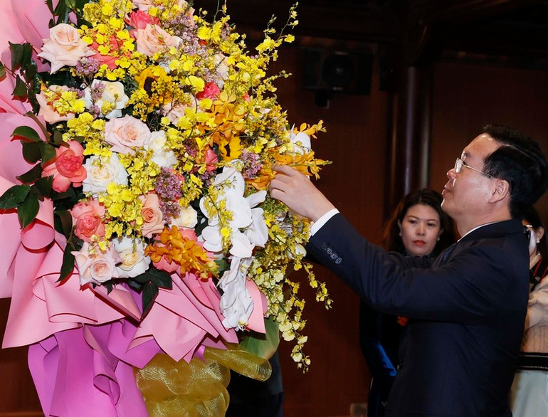 Chủ tịch nước Võ Văn Thưởng dâng hoa tại Khu lưu niệm Tổng Bí thư Lê Hồng Phong. (Ảnh: Thống Nhất/TTXVN)