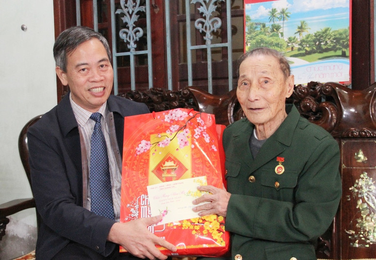 Phó Bí thư Thường trực Tỉnh ủy, Chủ tịch Hội đồng nhân dân tỉnh Quảng Trị Nguyễn Đăng Quang tặng quà Tết cán bộ lão thành cách mạng. Ảnh: Lâm Quang Huy