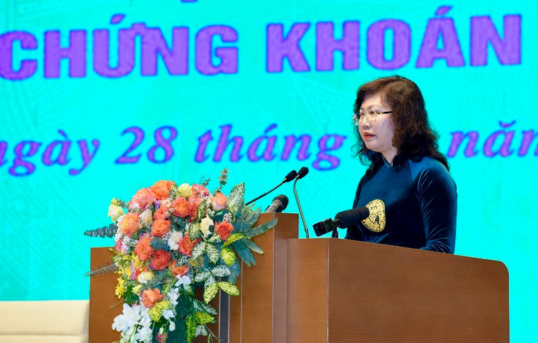 Chủ tịch Ủy ban Chứng khoán Nhà nước Vũ Thị Chân Phương trình bày báo cáo tóm tắt tình hình thị trường chứng khoán Việt Nam năm 2023 và triển vọng năm 2024.