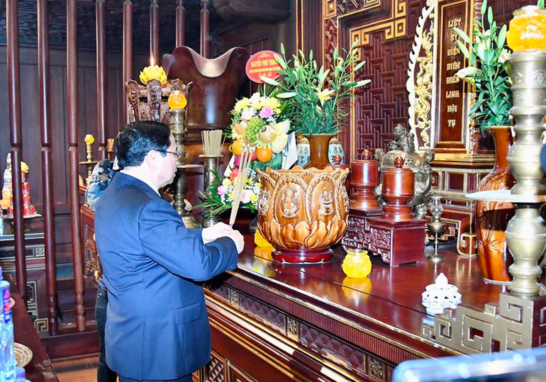 Thủ tướng Phạm Minh Chính dâng hương tưởng niệm các Anh hùng, liệt sĩ. (Ảnh: Thanh Giang)
