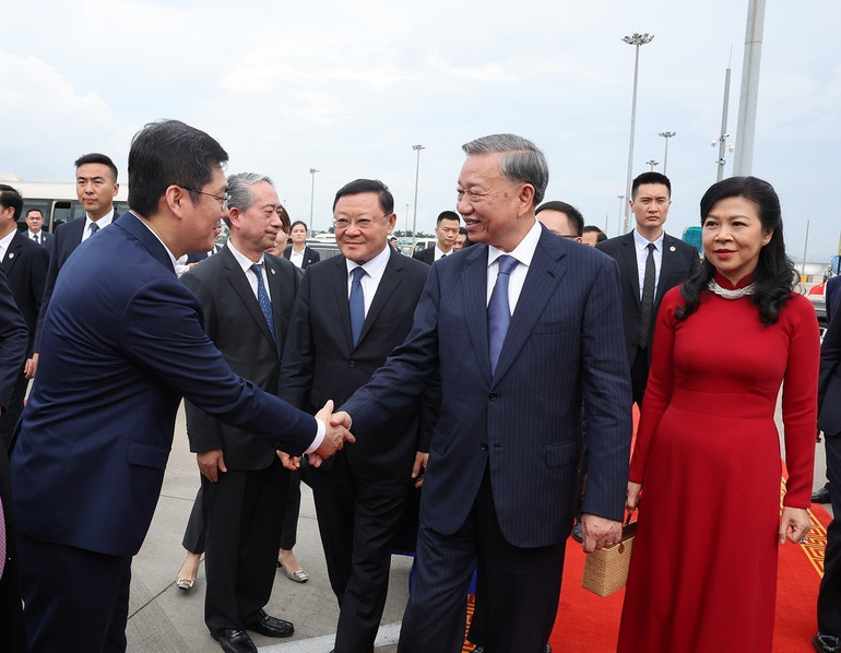 Lễ tiễn Tổng Bí thư, Chủ tịch nước Tô Lâm và Phu nhân tại sân bay quốc tế Bạch Vân, thành phố Quảng Châu, tỉnh Quảng Đông. (Ảnh: Trí Dũng – TTXVN) Lễ tiễn Tổng Bí thư, Chủ tịch nước Tô Lâm và Phu nhân tại sân bay quốc tế Bạch Vân, thành phố Quảng Châu, tỉnh Quảng Đông. (Ảnh: Trí Dũng – TTXVN)