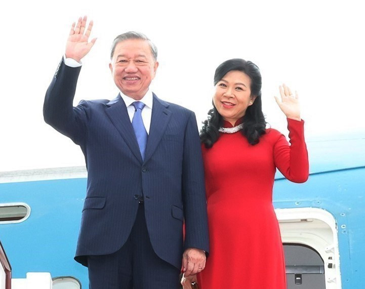 Tổng Bí thư, Chủ tịch nước Tô Lâm và Phu nhân rời sân bay quốc tế Bạch Vân, thành phố Quảng Châu, tỉnh Quảng Đông. (Ảnh: Trí Dũng – TTXVN) Tổng Bí thư, Chủ tịch nước Tô Lâm và Phu nhân rời sân bay quốc tế Bạch Vân, thành phố Quảng Châu, tỉnh Quảng Đông. (Ảnh: Trí Dũng – TTXVN)