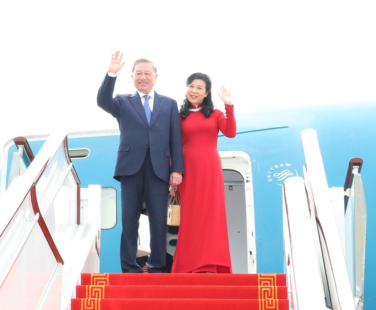 Tổng Bí thư, Chủ tịch nước Tô Lâm và Phu nhân rời sân bay quốc tế Bạch Vân, thành phố Quảng Châu, tỉnh Quảng Đông. (Ảnh: Trí Dũng – TTXVN) Tổng Bí thư, Chủ tịch nước Tô Lâm và Phu nhân rời sân bay quốc tế Bạch Vân, thành phố Quảng Châu, tỉnh Quảng Đông. (Ảnh: Trí Dũng – TTXVN)