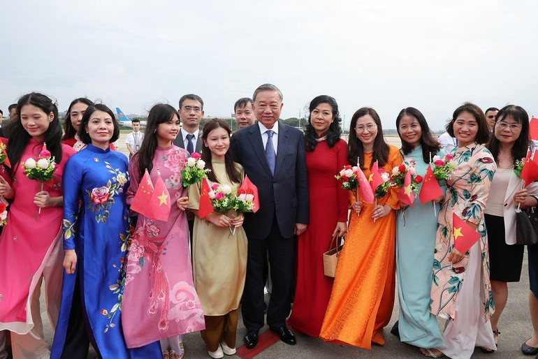 Cán bộ, nhân viên Tổng Lãnh sự quán Việt Nam tại Quảng Châu tiễn Tổng Bí thư, Chủ tịch nước Tô Lâm và Phu nhân tại sân bay quốc tế Bạch Vân. (Ảnh: Trí Dũng – TTXVN) Cán bộ, nhân viên Tổng Lãnh sự quán Việt Nam tại Quảng Châu tiễn Tổng Bí thư, Chủ tịch nước Tô Lâm và Phu nhân tại sân bay quốc tế Bạch Vân. (Ảnh: Trí Dũng – TTXVN)